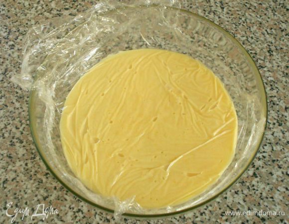 Процедить крем в чистую миску через сито. Накрыть его пищевой плёнкой для предотвращения подсыхания, остудить и поместить в холодильник. Если после сборки торта у вас будут излишки крема, переложить его в баночку и подавать к чаю с печеньем. Очень вкусная штука! Может храниться в холодильнике от 5 дней до 2 недель.