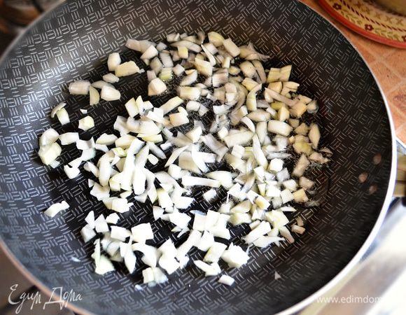 Тем временем приготовить начинку. Мелко порезать 1 маленькую луковицу и пассировать на растительном масле до прозрачности.