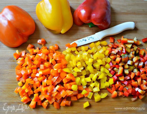 Подготовить перцы. Нам понадобится по половинке от трёх небольших разноцветных болгарских перца. Нужно мелко порезать кубиками.