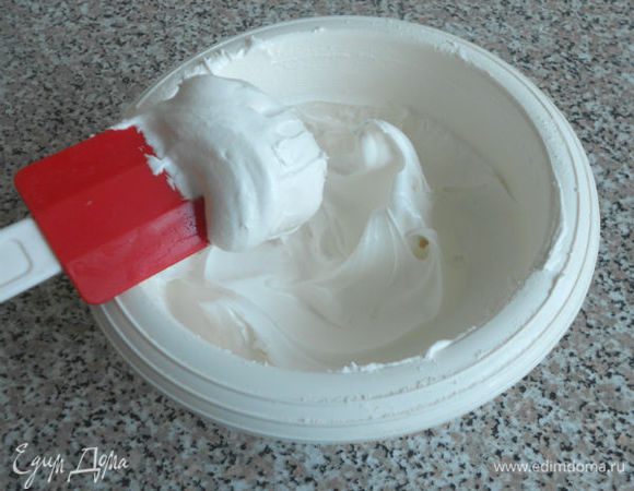 Взбить в большой миске белки до пены, добавляя по ложке просеянную сахарную пудру. Я рекомендую использовать сухие или пастеризованные яичные белки из соображений безопасности. Если используете обычные, то будьте уверены, что они свежие и купили вы их не у бабушки на рынке. И ещё: мойте яйца перед использованием и не отделяйте желток от белка, переливая из скорлупки в скорлупку! Как минимум, это не гигиенично!
Взбивать нужно на низкой скорости около 5 минут.
В конце добавить процеженный лимонный сок и 1,5 ч. л. кондитерского глицерина (желательно), взбить до устойчивых пиков (ещё около 3 мин). Если необходимо, можно регулировать плотность глазури добавлением пудры или дополнительным белком. Накрыть плотно пищевой плёнкой.

Примерно 2/3 глазури пойдёт на покрытие торта, а остальное на украшение. Самым трудным для меня оказалось выровнять верх до идеальной поверхности :)