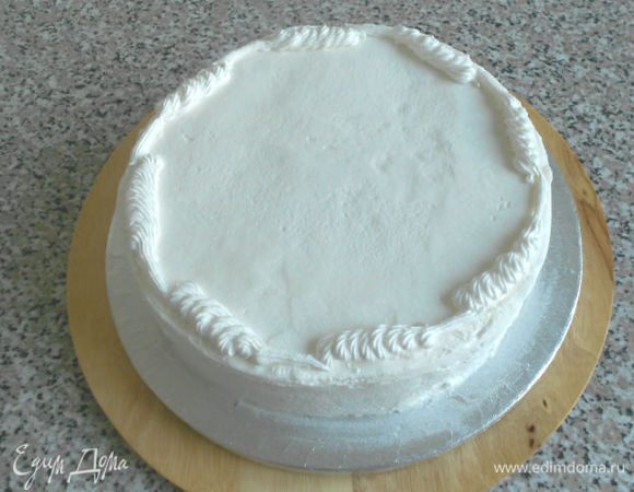 Я покажу лишь некоторые этапы моей работы, т.к. вариантов и техник великое множество. Поверхность торта должна быть чуть подсохшей. Я считаю, что торт, украшенный айсингом, должен быть съеден в день изготовления, иначе эта красота засыхает очень крепко :) Сначала нужно сделать разметку, затем по ней выложить звёздчатой насадкой спиральки по периметру 