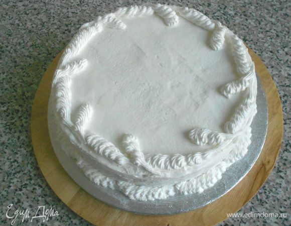 И сделать бордюр у основания торта.