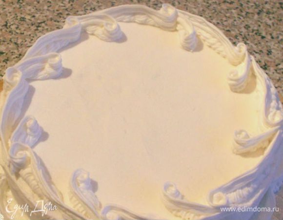 Опять сменить насадку на более тонкую и по середине завитушек проводить тонкую линию. Дальше уменьшать диаметр насадок и наращивать завитушки в высоту каждым новым слоем. Если у вас нет тонких насадок, воспользуйтесь корнетиками из пергамента и сами  сможете добиться нужного диаметра. Для самого верхнего слоя, кстати, такой корнетик просто идеален. Можно сделать самую тонюсенькую линию.