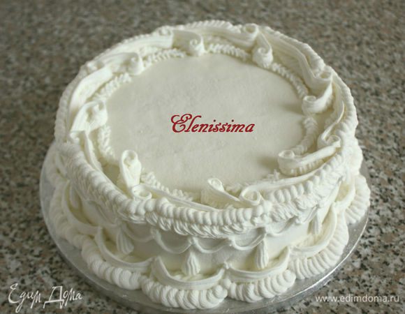 Мне так понравилось работать с глазурью, что я решила украсить и боковую поверхность торта. На этом этапе можно было и остановиться, но... "Остапа понесло"! :) 
