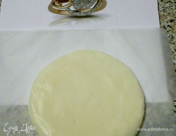 Мне захотелось поиграть в настоящего ювелира и я попыталась повторить дизайн кольца из призовых :)
Поскольку я понятия не имею, как изготовить "медальон" для торта, то действовала интуитивно. Нарисовала круг на пергаменте, и выложила в него глазурь спиралью, подсушила в духовке. Верх залила смесью сахарной пудры и лимонного сока, дала смеси высохнуть. 
