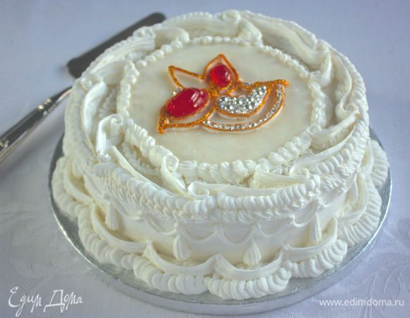 Далее нарисовала контур верхушки кольца без шинки. Каст и накладку покрыла золотой краской. Для "рубинов" потребовалась огранка обычного мармелада со вкусом вишни, а роль бриллиантов любезно согласились исполнить серебряные сахарные шарики, безжалостно разбитые молотком :)
Вот что получилось в итоге! Должна сказать, что работа ювелира очень нелёгкая!  Я долго сомневалась какое же фото выбрать главным, но всё же решила, что моё кольцо далеко от идеала, а скромность - моя сильная черта! :)
Приятного чаепития!!!
