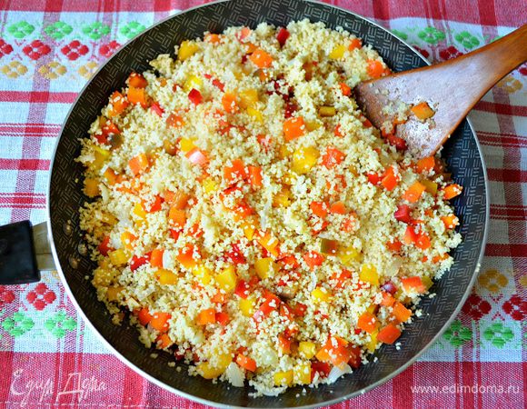 Добавить порезанный перец к кускусу, приправить паприкой, солью по вкусу и перемешать.