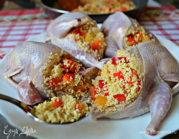 Аккуратно наполнить начинкой каждую тушку перепелов. 