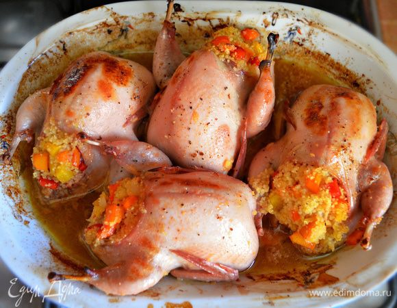 Запекать перепёлок 20-25 минут при 180 г, периодически поливая фрешем. Внимательно следите, чтобы нежное мясо птичек не пересохло!