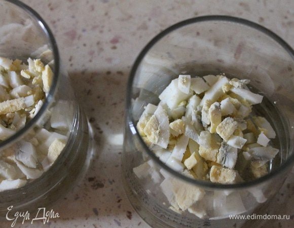 Отварить рис. Остудить. Яйцо, утиную грудку и редис нарезать кубиками. Укроп мелко нарубить. На дно бокала кладем яйцо.