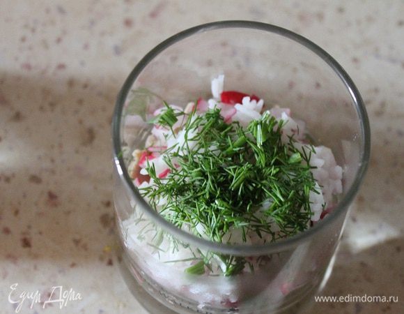 Посыпать укропом и залить газированным Таном.