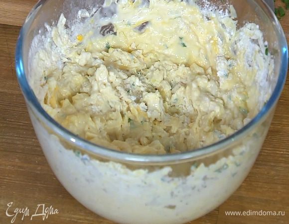 Муку соединить с натертым сыром и половиной шнитт-лука, добавить яйцо, влить молоко, все посолить, поперчить и перемешать.