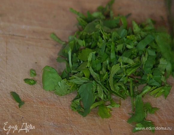 Листья кинзы мелко порубить.