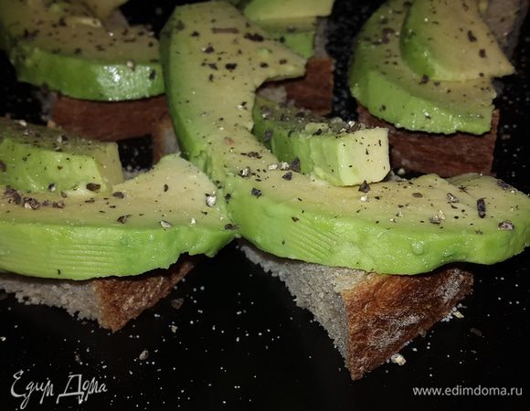 Спелый охлажденный авокадо моем, очищаем от кожицы, удаляем сердцевинку и режем дольками. 