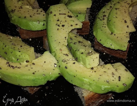 Черный хлеб режем небольшими кусочками. Выкладываем авокадо на хлеб, солим, перчим свежемолотым перцем. Наслаждаемся!