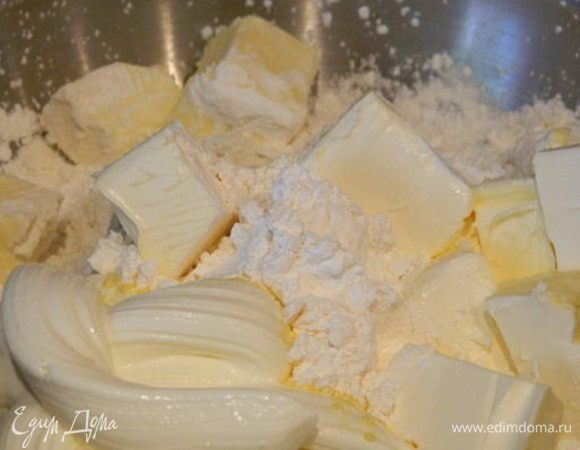 Муку просеять в миску. К ней добавить порошок для ванильного пудинга, соль, сливочное масло мягкое, сметану.