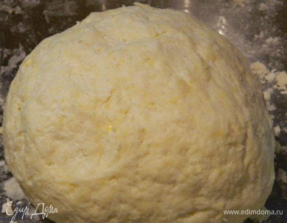 Замесить мягкое, эластичное тесто. Завернуть в пищевую пленку и убрать в холодильник на 30 минут.