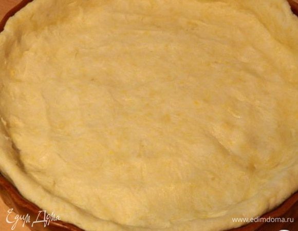 Через положенное время достать тесто, раскатать в круглый пласт, выложить в форму, смазанную растительным маслом (диаметр 20 см), сделать бортики и выпекать в предварительно разогретой духовке 30 минут при Т 170 градусов. Остудить.