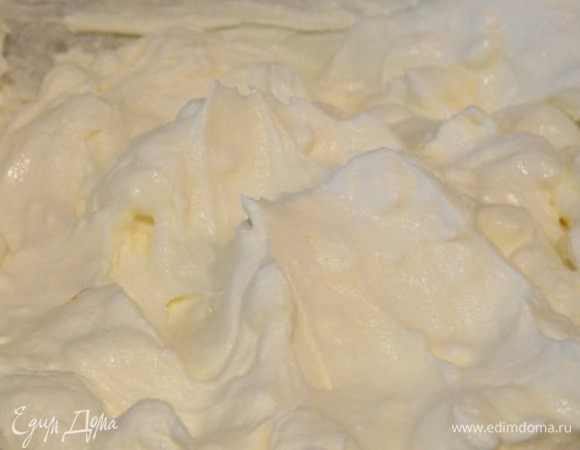 Готовим начинку. Творог взбить с сахарной пудрой. Выложить йогурт и ваниль. Перемешать.