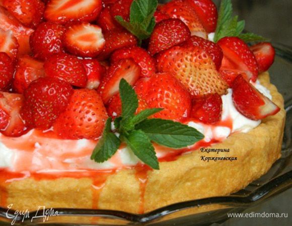 Клубнику помыть, дать стечь воде, удалить зеленые хвостики и разрезать на две части. Выложить клубнику сверху на торт, полить вареньем и украсить веточками мяты.