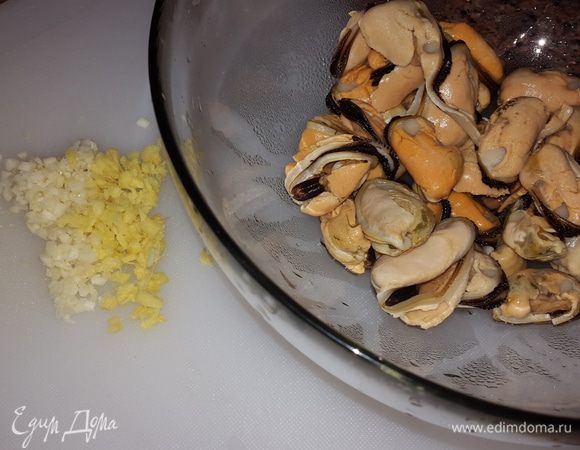 Мидии разморозить, удалить водоросли и кусочки раковин (если таковые имеются).

Чеснок и имбирь очистить и мелко порубить.