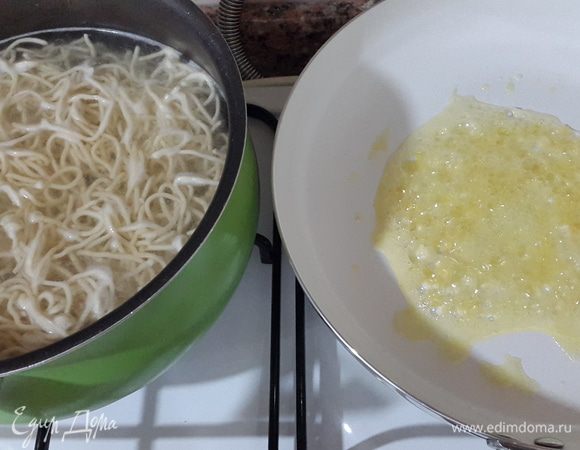Лапшу опустить в кипящую воду и варить 5-7 минут.

На сливочном масле обжарить чеснок с имбирем, помешивая, 2 минуты.