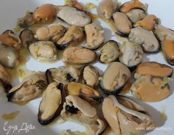 Добавить в имбирь с чесноком мидии и обжаривать, помешивая, до испарения жидкости.