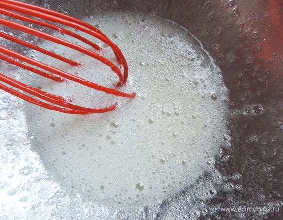 Мы должны добиться полного растворения всех кристалликов сахара. Проверить это можно таким образом. Возьмите капельку белковой массы и потрите между большим и указательным пальцами. Если крупинки не чувствуются, то нагревание можно прекратить.
