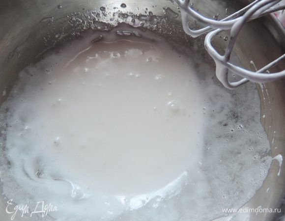 Снимаем белки с огня, добавляем ванилин и сразу же начинаем взбивать. Сначала масса жидкая.