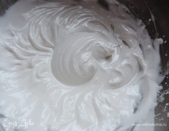 Но мы продолжаем взбивать и должны добиться устойчивого состояния пиков. У вас не получатся острые пики как на безе, они скорее будут мягкими, кончики пиков будут медленно опадать.
Перед добавлением масла крем должен остыть до чуть теплого состояния, чтоб масло не растаяло. Обычно, пока я его взбиваю, он успевает остыть.