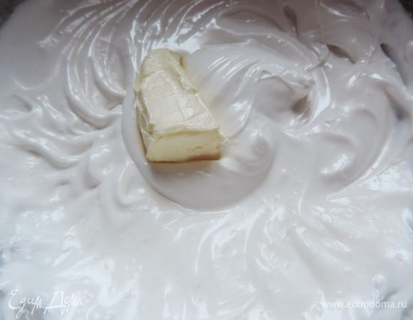 Сливочное масло мы должны заранее размягчить до комнатной температуры. Если крем я готовлю утром, то масло вынимаю из холодильника накануне вечером.
Размягченное масло добавляем в крем небольшими кусочками.