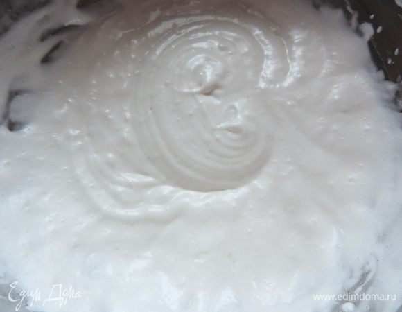 После добавления первого кусочка масса резко начнет разжижаться. Не переживаем - так и должно быть.