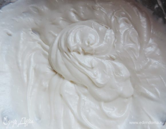 Продолжаем по кусочку добавлять масло и взбивать. Крем сначала понемногу густеет.