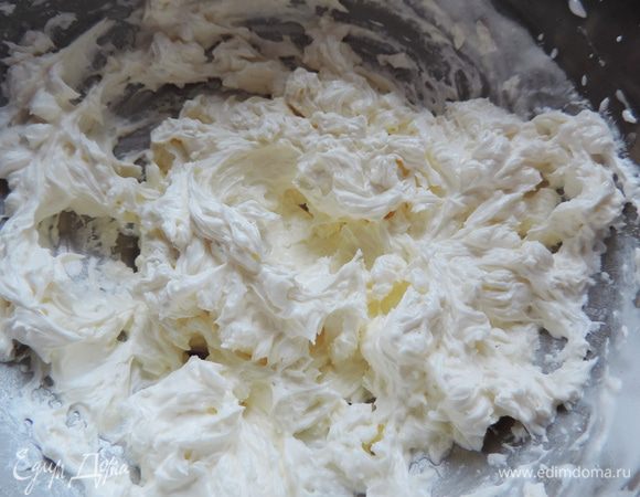 Теперь нам осталось добавить совсем немного масла и крем чудесным образом уплотнится и станет рельефным.