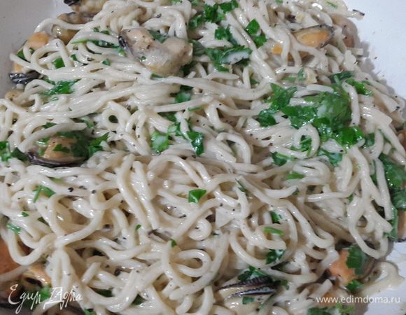 Добавить мелко-нарубленную петрушку, перемешать и сразу подавать.