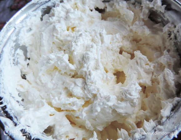 А сейчас я обычно делаю сразу вот такую большую порцию крема на 5 белков. Хватает на выравнивание и украшение 2-ярусного торта.