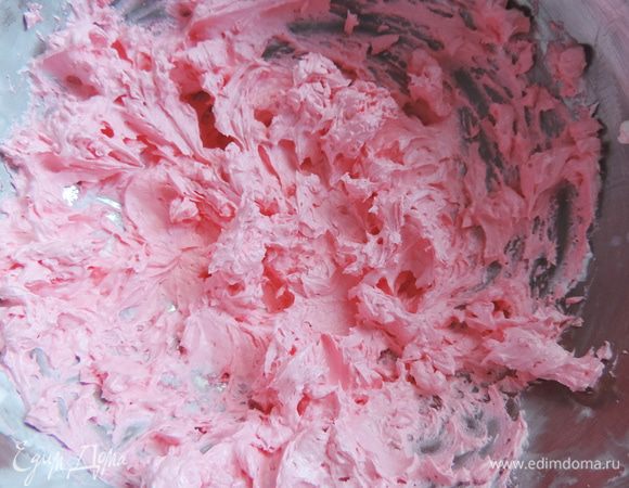 А теперь обещанный бонус - розы из крема. Готовый крем подкрасьте в нужный цвет пищевым красителем. Количество крема, которое вам понадобится зависит от размера желаемой розы. Ориентируйтесь на полную столовую ложку крема на одну розу среднего размера.