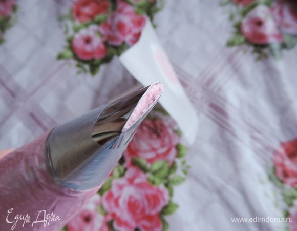 Нам понадобится кондитерский мешок, насадка "роза" и "гвоздик" для цветов. На гвоздик очень рекомендую на капельку крема приклеить кусочек пергамента - так будет легче с готовым цветочком разобраться)))