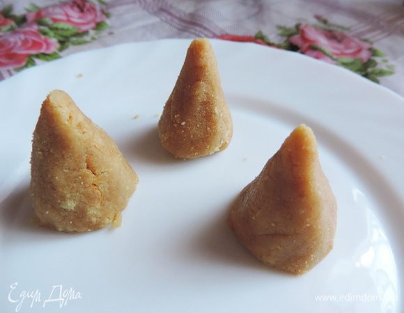 Если вы начинающий декоратор, советую для значительного (!) облегчения труда вылепить из массы типа пирожного "картошка" конусы и дать им затвердеть в холодильнике. Если розочки маленькие, то они и без конуса будут держать форму. А вот для больших цветов - это не только придание устойчивости, но и экономия крема;)