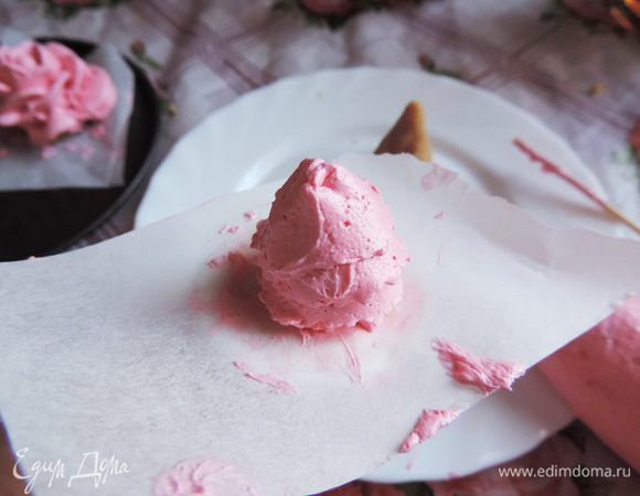 Если вы не ищете легких путей, конус можно и из крема сделать при помощи этой же насадки. Держите ее под углом к гвоздику на месте, а гвоздик поворачивайте, пока не получите конус нужного размера.