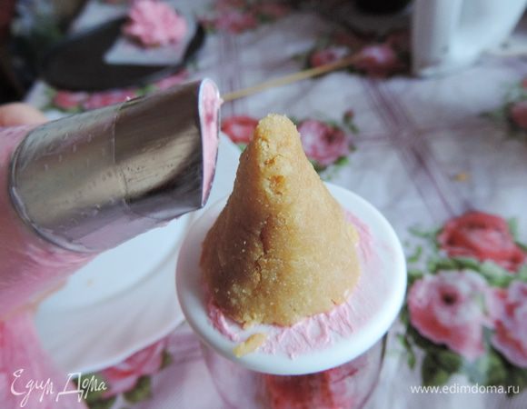 Конус-заготовку приклеиваем к гвоздику кремом, чтобы он не падал, но под низ я все-таки советую приклеить еще и пергамент. На фото видно, как правильно держать насадку. Хотя я видела МК, где насадку держали наоборот. Но только на практике вы поймете как именно вам удобнее.