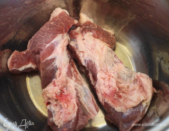 Сначала сварим бульон, для этого свиные ребра хорошо промоем в прохладной воде. Выложим в кастрюлю, зальем водой и добавим целую луковицу очищенную от шелухи. Варим бульон около 40 минут.