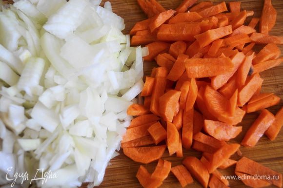 Пока готовится бульон приготовим зажарку. Для этого мелко нарезаем репчатый лук, морковь режем тонкой соломкой.