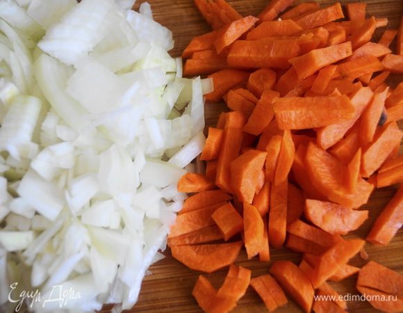 Пока готовится бульон приготовим зажарку. Для этого мелко нарезаем репчатый лук, морковь режем тонкой соломкой.