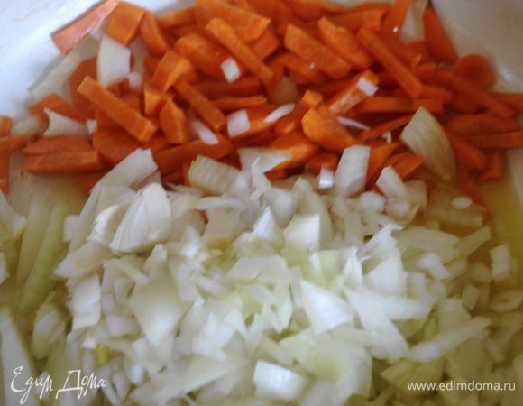 В сковороде разогреваем небольшое количество оливкового масла и выкладываем лук и морковь немного обжариваем постоянно помешивая не давая зажариться. Обжариваем 2-3 минуты.