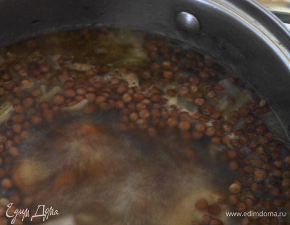 Когда бульон будет готов, выкладываем в него зажарку из овощей и чечевицы. Варим еще 20 минут до готовности чечевицы. В конце варки солим и перчим.