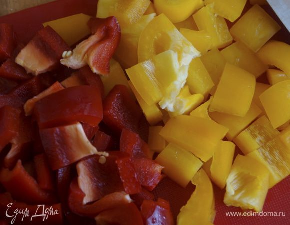 Пока суп доваривается нарезаем болгарский перец крупными кусочками. У меня перец 2 цветов: желтый и красный.