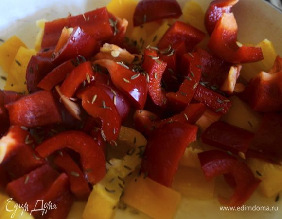 Разогреваем в сковороде немного оливкового масла и выкладываем перец обжариваем 2 минуты, добавляем кориандр и зиру, солим и жарим еще 3 минуты. Снимаем с огня.