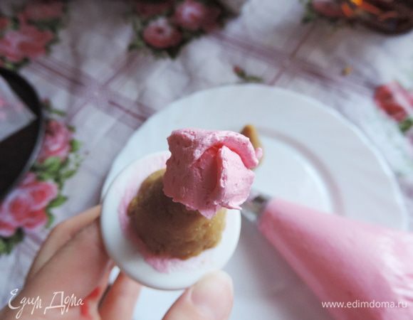 Теперь представьте перед собой часы, а точнее круглый циферблат с цифрами. Когда отсаживаете первых три лепестка, насадка должна "показывать" на 11 часов. Верх лепестков делаем полукруглым, узкий носик насадки при этом как бы упирается в конус. Каждый лепесток должен наполовину прикрывать предыдущий. Руку с мешком держим на месте, вращаем гвоздик!