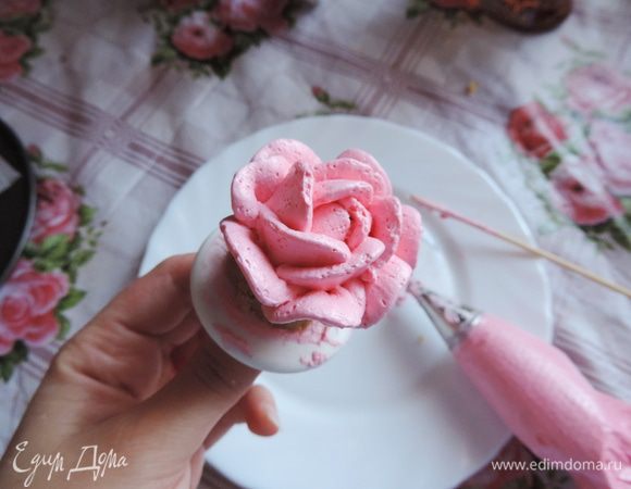 Последний ряд 7 лепестков, насадка указывает на 2 часа.
На этом можно остановится - роза готова, а можно сделать еще несколько лепесточков для пущей реалистичности.